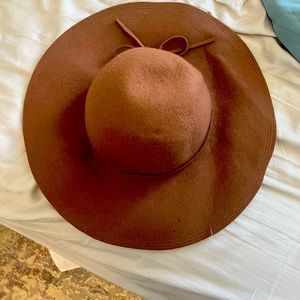 brown hat